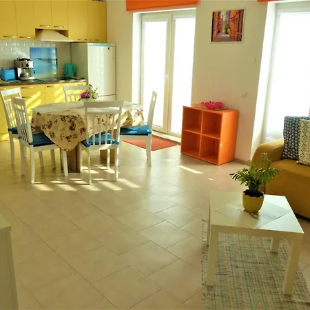 Geltoni Apartamentai * Palanga