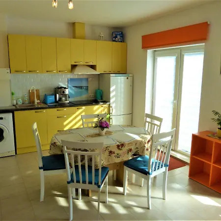 Geltoni Apartamentai *