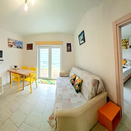 Geltoni Apartamentai 아파트 팔랑가